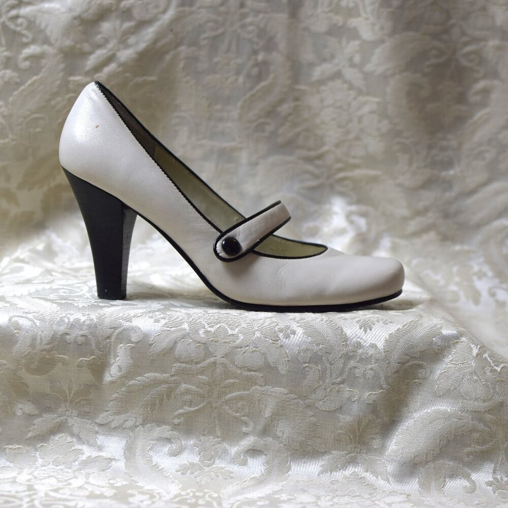 White Vianni Collection Mary-Janes - size 6.5